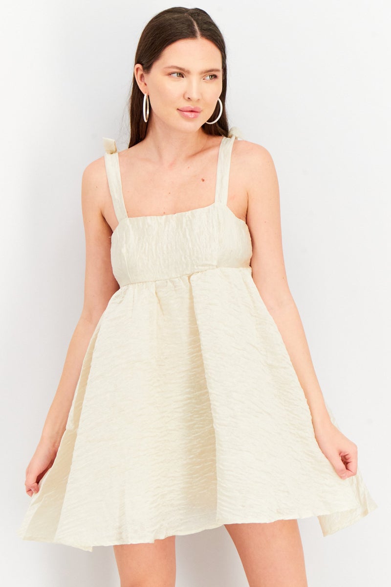 NA-KD فستان ميني مزخرف للنساء، أبيض فاتح - Image 1