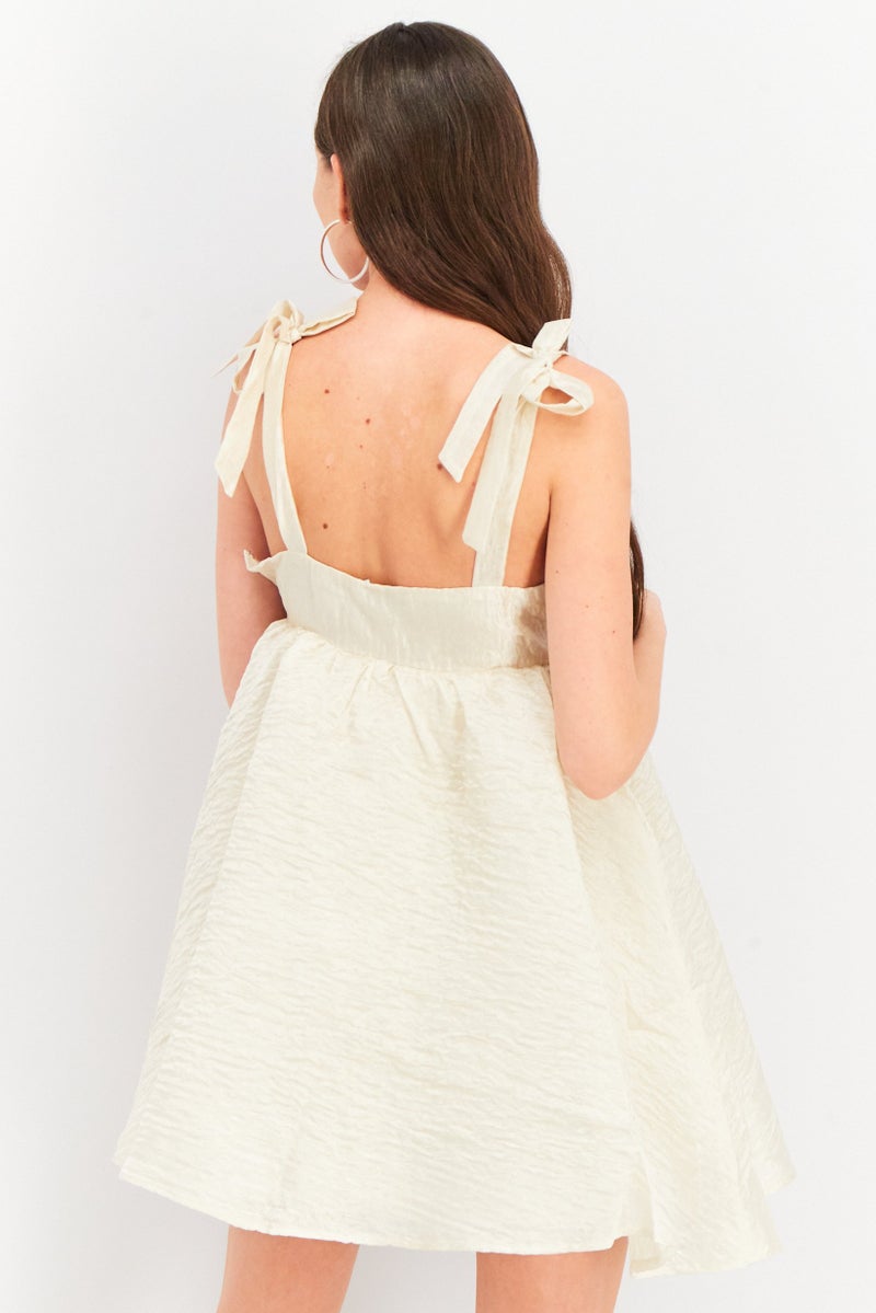 NA-KD فستان ميني مزخرف للنساء، أبيض فاتح - Image 4