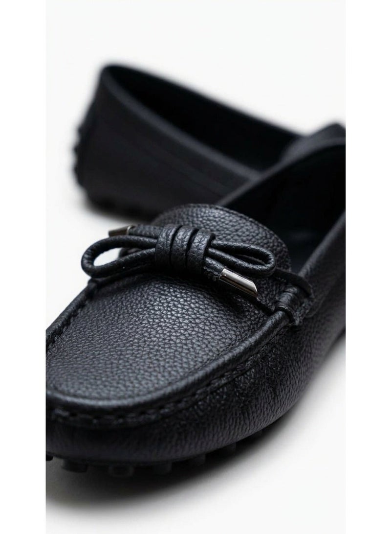 Classic women's loafers in full-grain leather with an elegant bow - Image 3