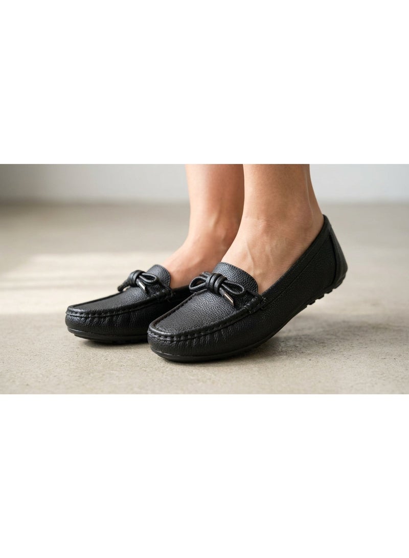 Classic women's loafers in full-grain leather with an elegant bow - Image 1