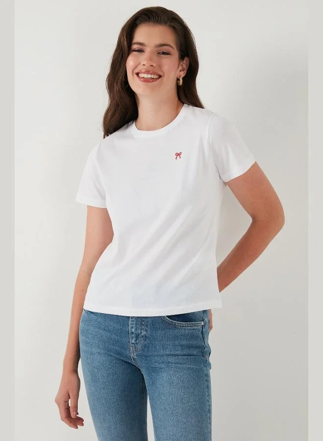 ليلا تيشيرت قطن نسائي بياقة دائرية بقصة ضيقة وتطريز بسيط