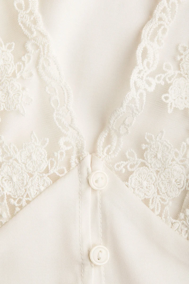 اتش اند ام بلوزة قصيرة بحواف مزخرفة