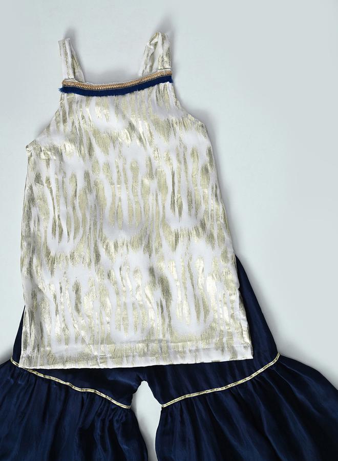 بيلا مودا طقم منسق من بنطال شرارة وبلوزة بحمالات - Image 2