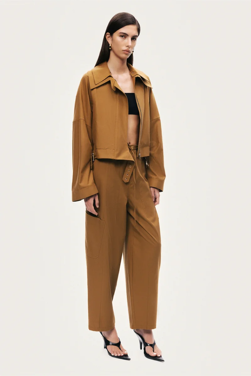 نوكتورن A modern take on utilitarian tailoring, these high-waisted pants are defined by a relaxed straight-leg silhouette and functional cargo pockets. Style with a fitted top or bandeau for a clean, contemporary contrast.– True to size– High-waisted, straight-leg fit– Cargo-style side pockets– Model is 5'11" (180 cm) tall with a 32.5" bust, 24.5" waist, and 36" hips, wearing a size S