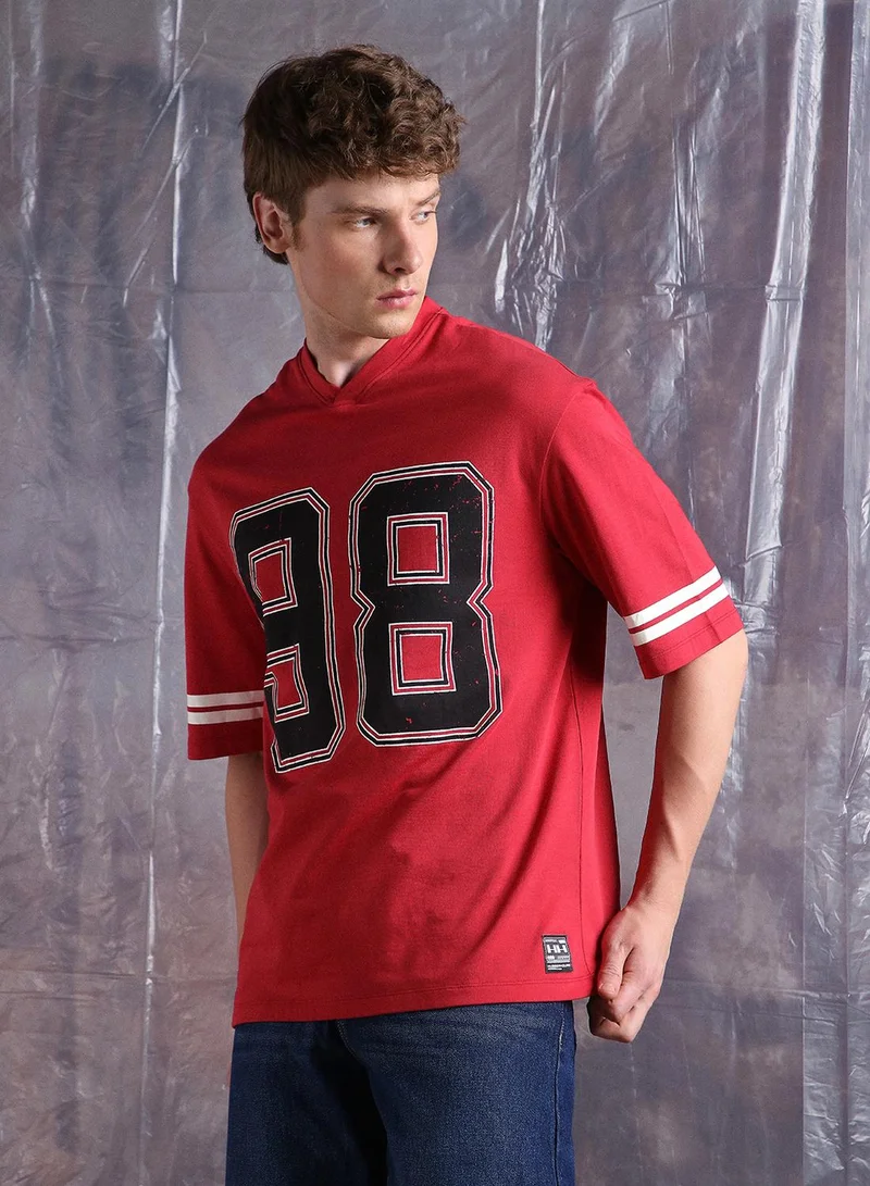 هوبرهولمي تيشيرت رجالي هولمر بطبعة جرافيك وياقة على شكل حرف  وقصة واسعة