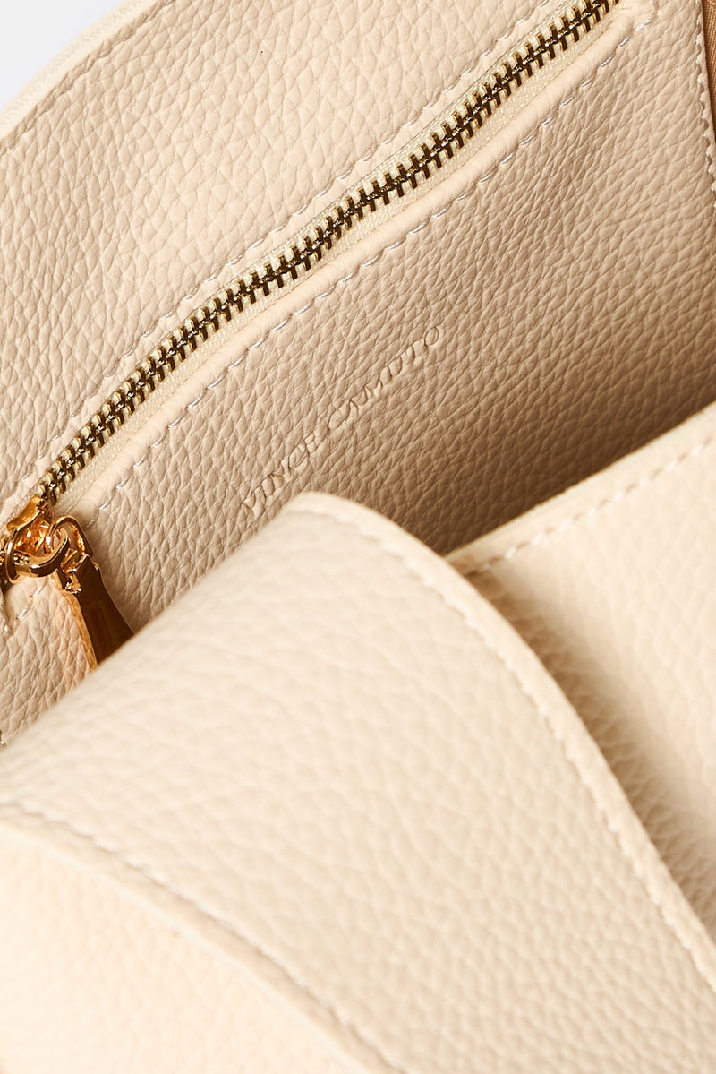 VINCE CAMUTO حقيبة توت بشعار العلامة التجارية للنساء، بيج - Image 4