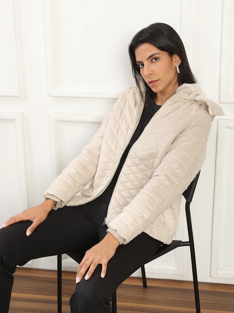 جلو باص جاكيت نسائي منتفخ بياقة عالية شتوي أبيض مع غطاء رأس قابل للفصل