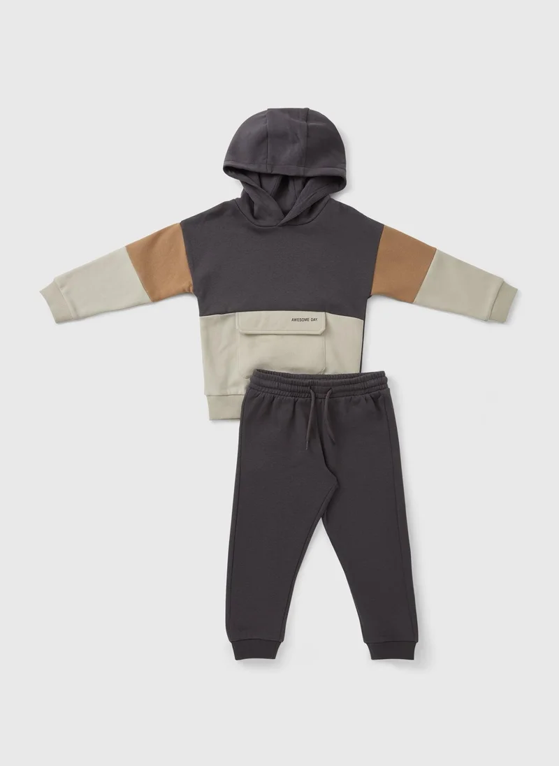 ماتلان طقم هودي وبنطلون رياضي مطبوع للأولاد باللون الكحلي