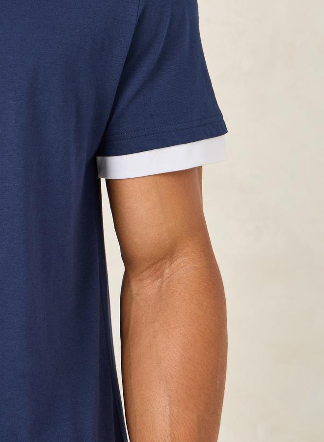 ستايلي تيشيرت بقصة عادية بتفاصيل متباينة - Image 3