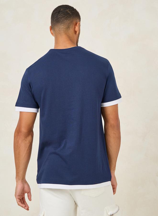 ستايلي تيشيرت بقصة عادية بتفاصيل متباينة - Image 4