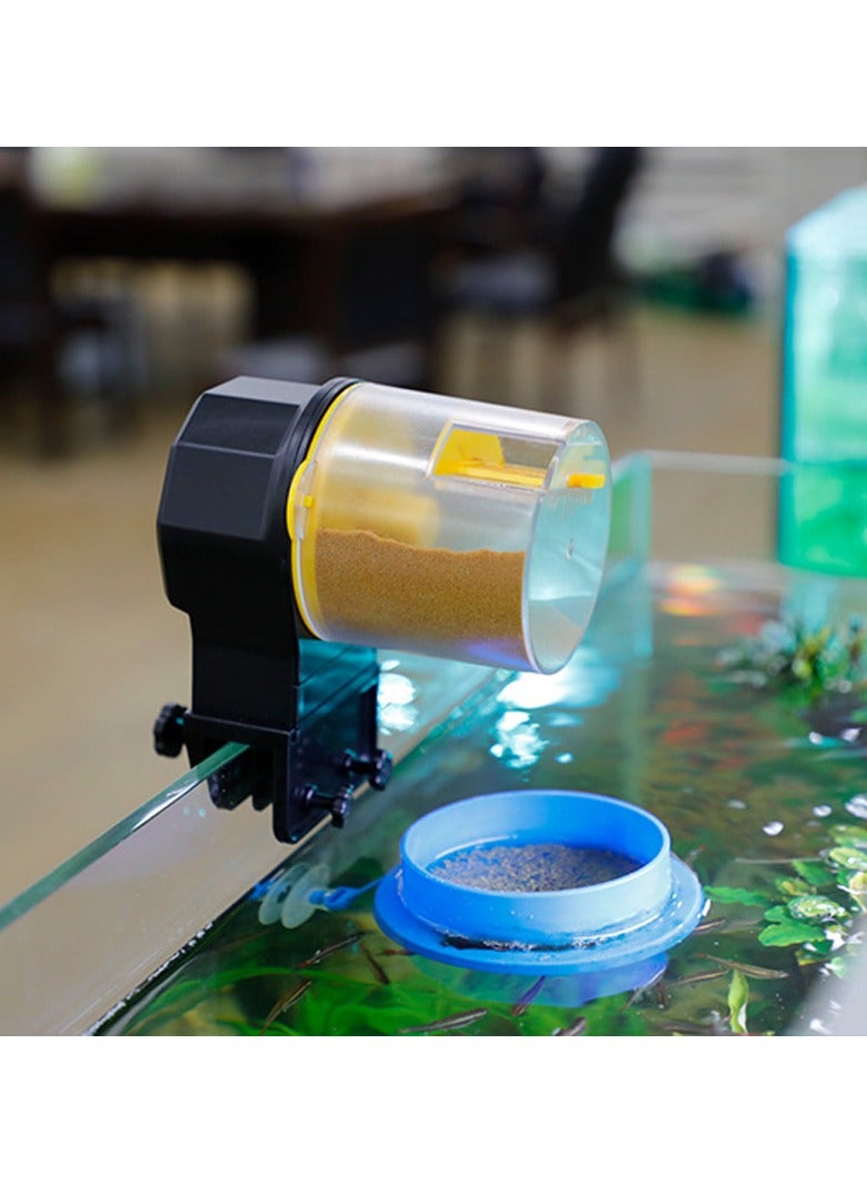 عام جهاز إطعام حوض السمك الآلي. هو جهاز مناسب لإطعام السمك الكوي والسمك الذهبي في حوض السمك. الجهاز الذكي له زمام توقيت آلي لطعام السمك في الحوض الاستوائي. - Image 1