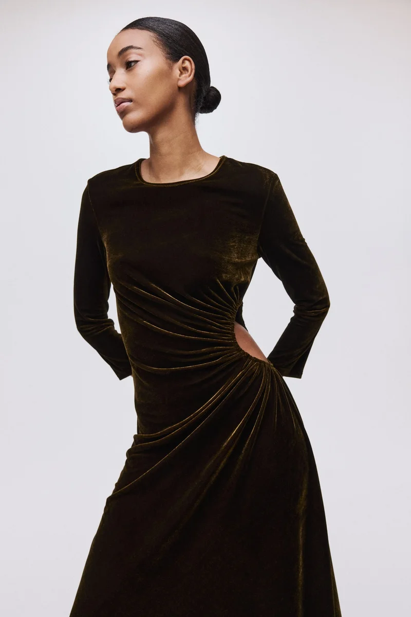 اتش اند ام فستان منسدل بتصميم مقصوص