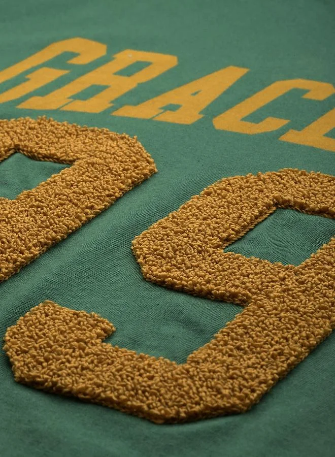 ديلينجر تيشيرت واسع بطبعة بارزة وأكمام قصيرة