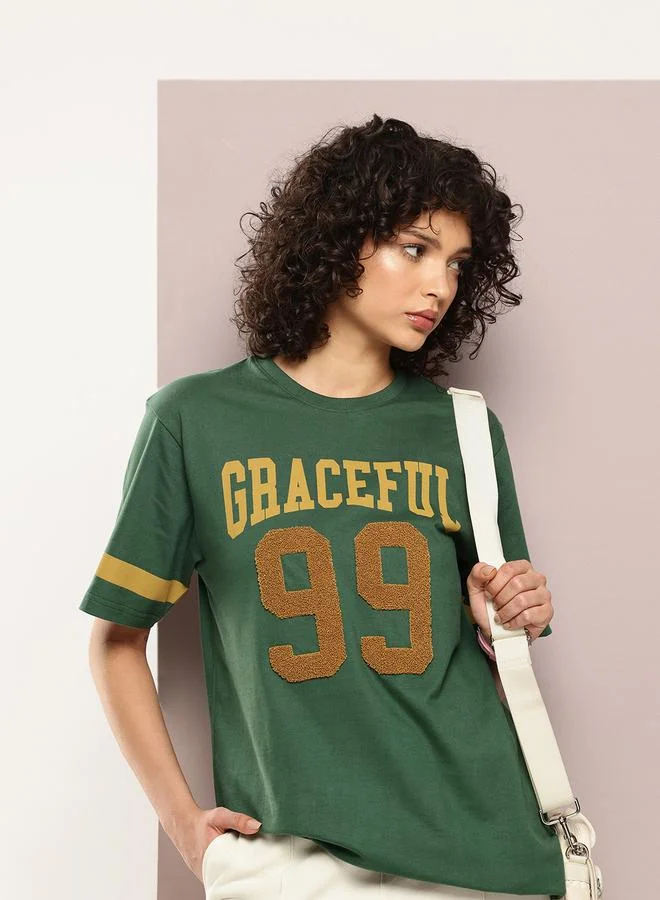 ديلينجر تيشيرت واسع بطبعة بارزة وأكمام قصيرة