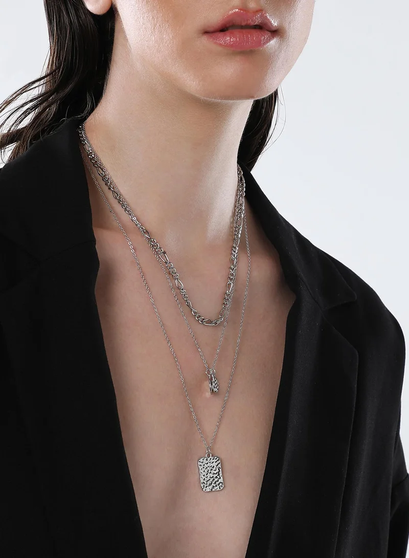 سوهي قلادة "Dented Charm" متعددة الطبقات من المجوهرات الاصطناعية