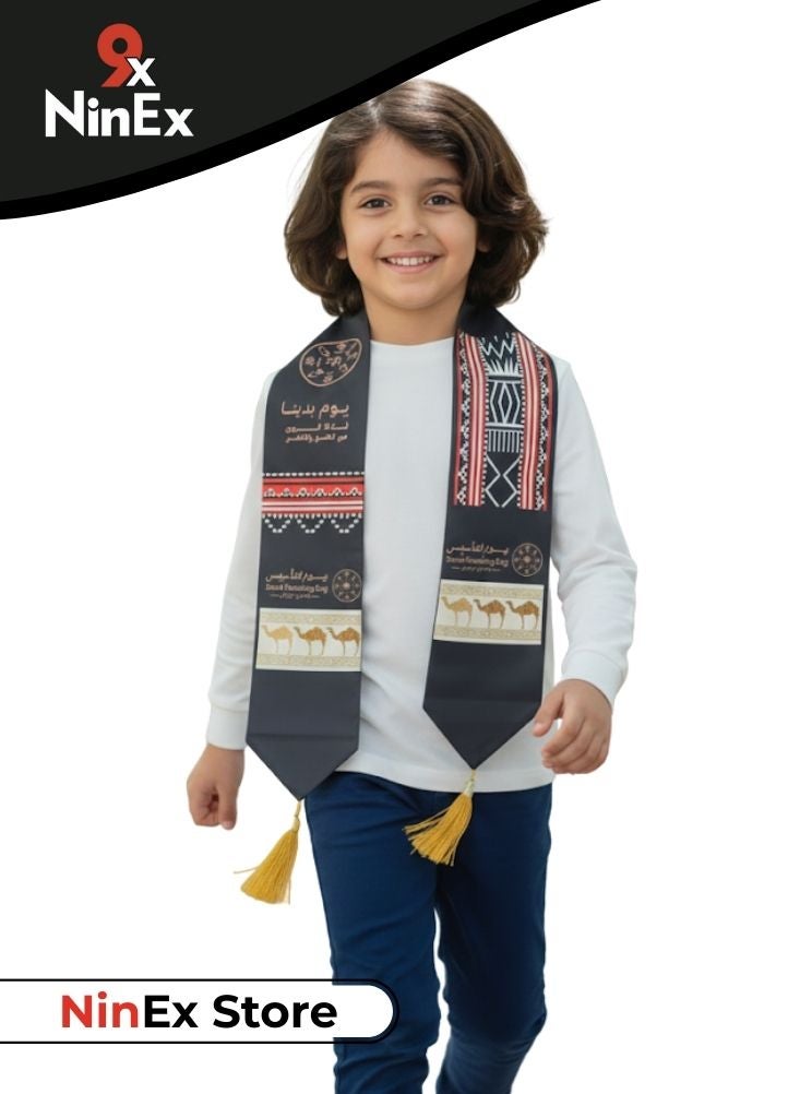 بريميم وشاح تراثي للأطفال بمناسبة يوم تأسيس المملكة العربية السعودية، مزين بنقوش ثقافية وشرابات ذهبية. - Image 1