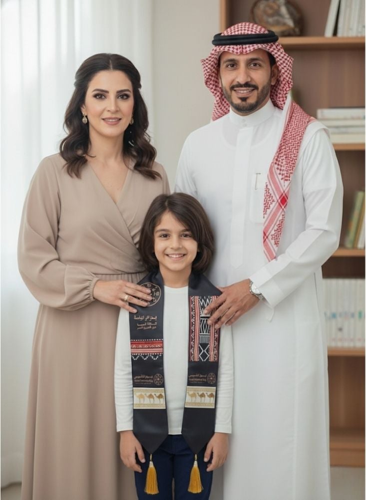 بريميم وشاح تراثي للأطفال بمناسبة يوم تأسيس المملكة العربية السعودية، مزين بنقوش ثقافية وشرابات ذهبية. - Image 3