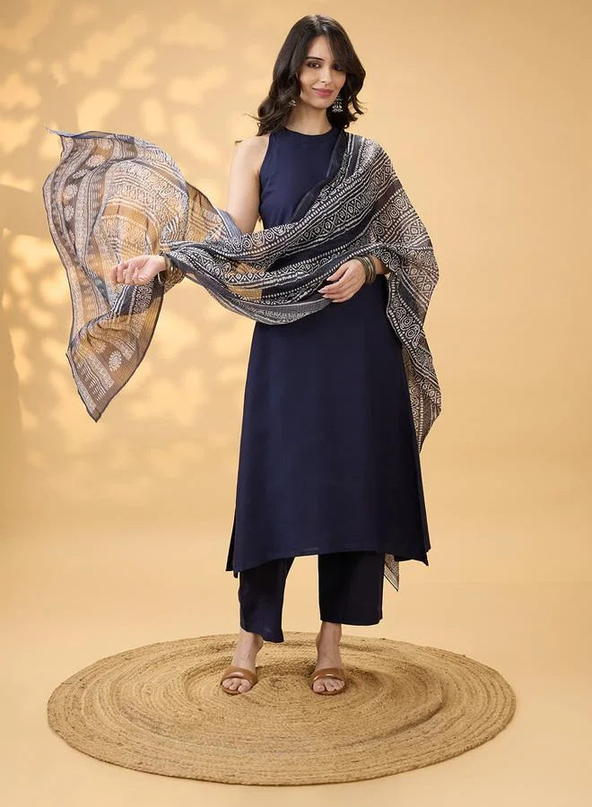 جلو باص طقم كورتا بياقة مربوطة وشق جانبي مع بنطال وشيلة بطبعة عرقية