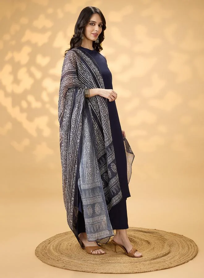 جلو باص طقم كورتا بياقة مربوطة وشق جانبي مع بنطال وشيلة بطبعة عرقية