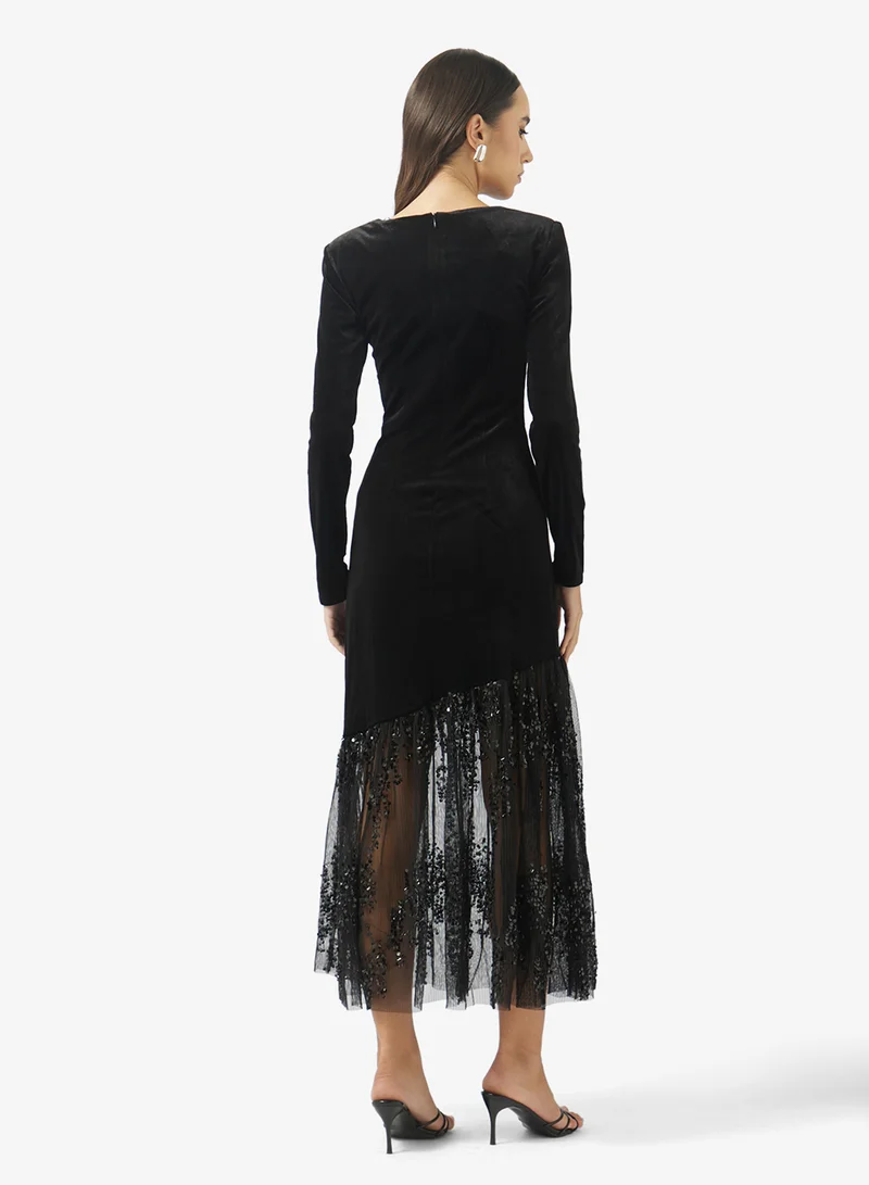 ياس فستان طويل بأكمام طويلة وتفاصيل شبكية لامعة عند الحافة