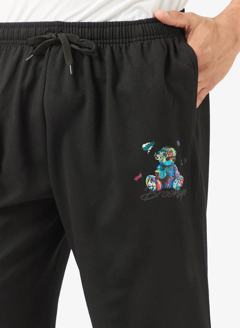 سفنتي فايف بيسيكس بنطلون رياضي فضفاض بتصميم جرافيك