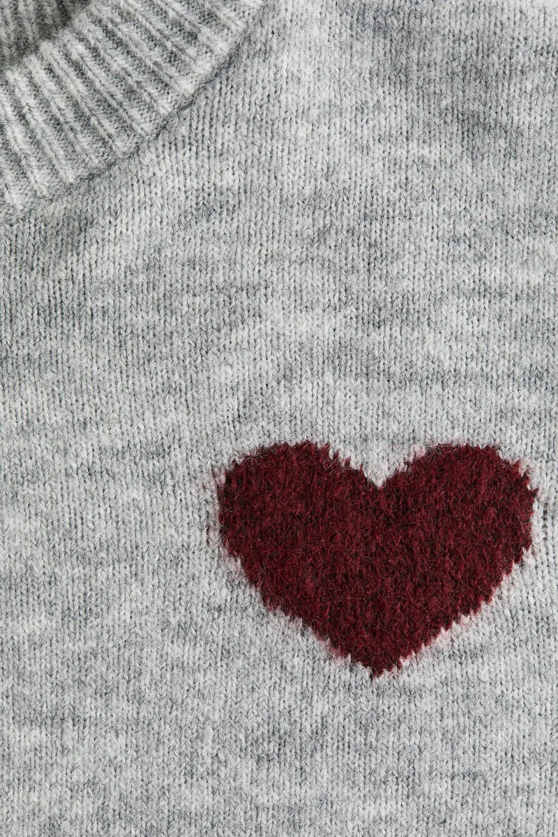 اتش اند ام كنزة مزيّنة برسومات