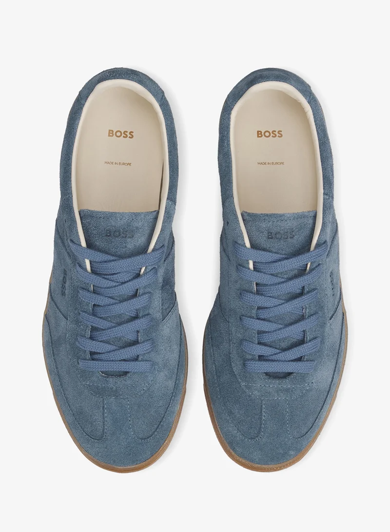 بوس سنيكرز سويدي برباط وتفاصيل شعار