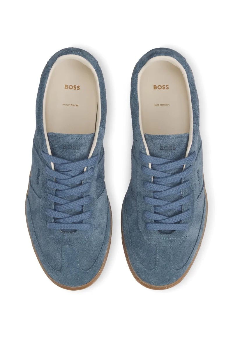 بوس سنيكرز سويدي برباط وتفاصيل شعار