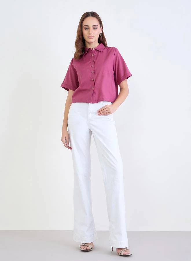 ستايلي بلوزة سادة بقصة بوكسي وأكتاف منخفضة