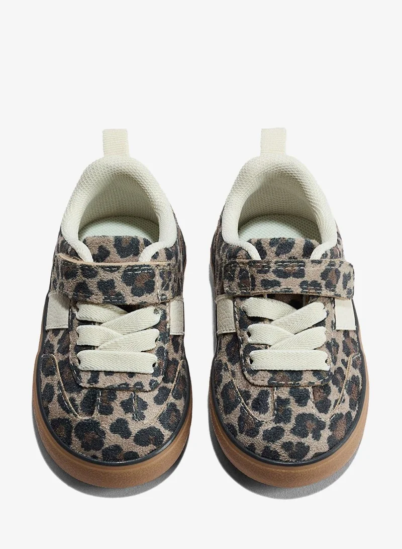 اتش اند ام حذاء رياضي