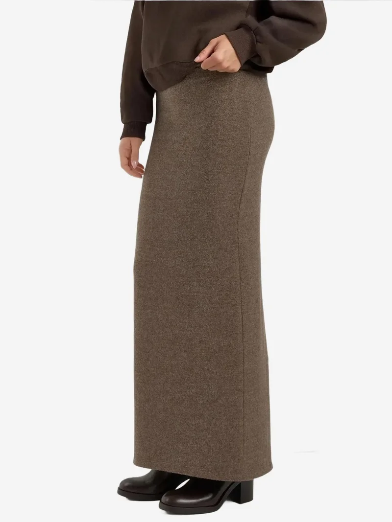 زوبعة تنورة ناعمة بنقوش بارزة وخصر مطاطي بفتحة جانبية