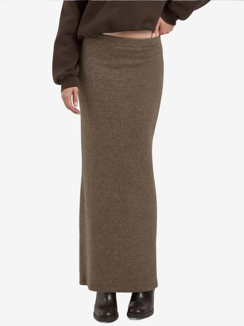 زوبعة تنورة ناعمة بنقوش بارزة وخصر مطاطي بفتحة جانبية