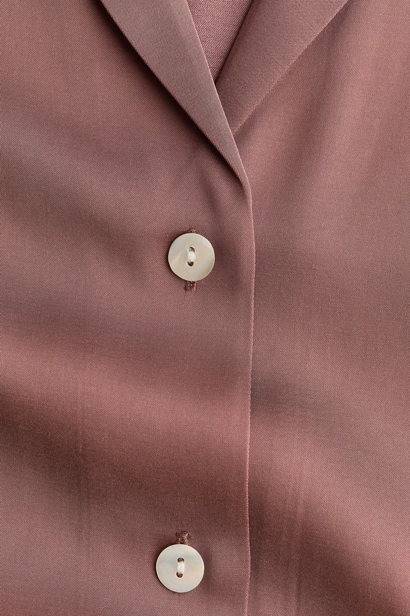 اتش اند ام قميص ساتان بتصميم ريزورت