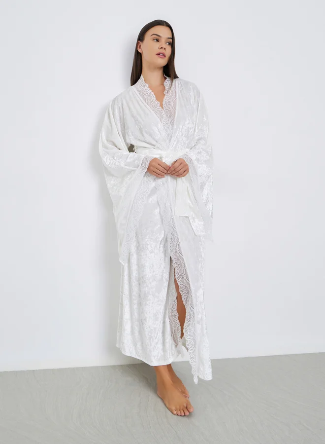 ستايلي روب مخملي مجعد بأكمام واسعة وتفاصيل دانتيل متباينة