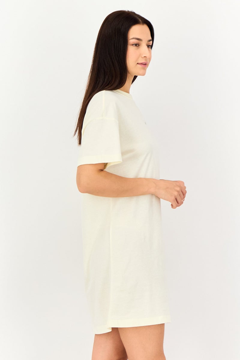 Nike فستان رياضي نسائي قصير الأكمام فيت خارجي، كريمي - Image 3