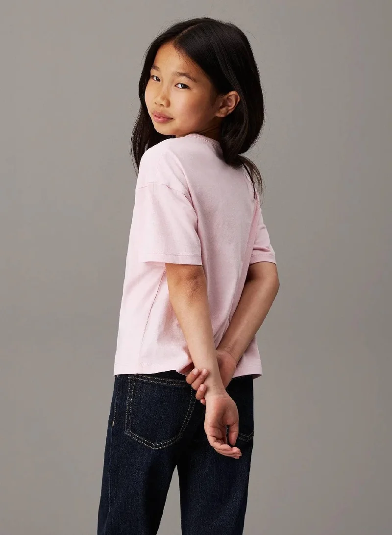 كالفن كلاين جينز تيشرت واسع مزين بشعار كلفن كلاين