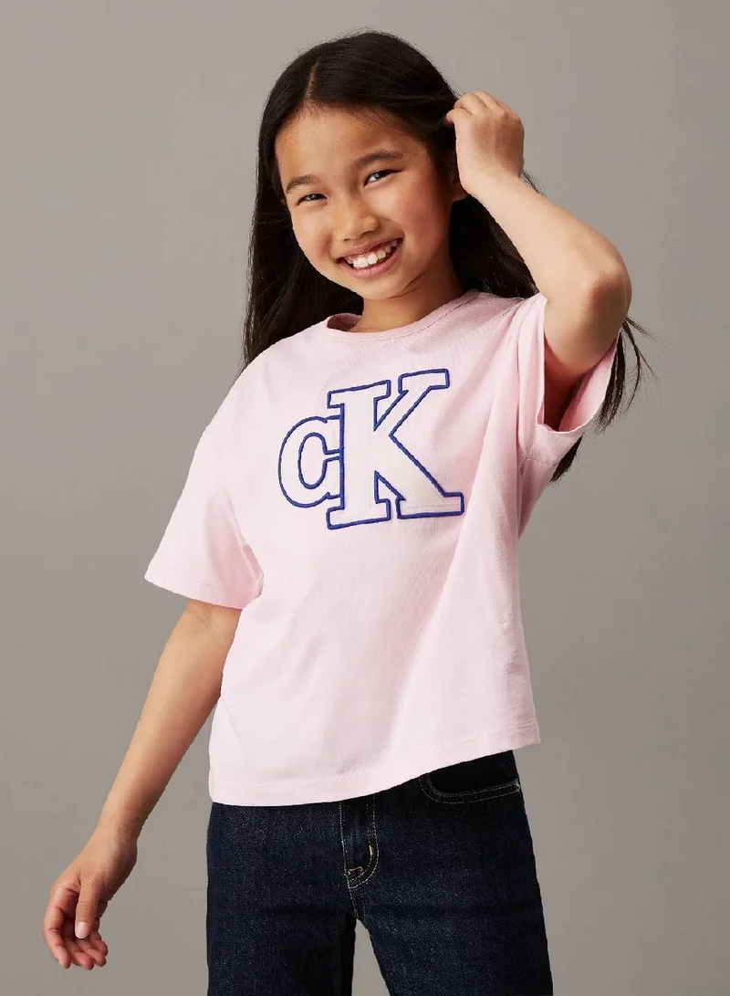 كالفن كلاين جينز تيشرت واسع مزين بشعار كلفن كلاين