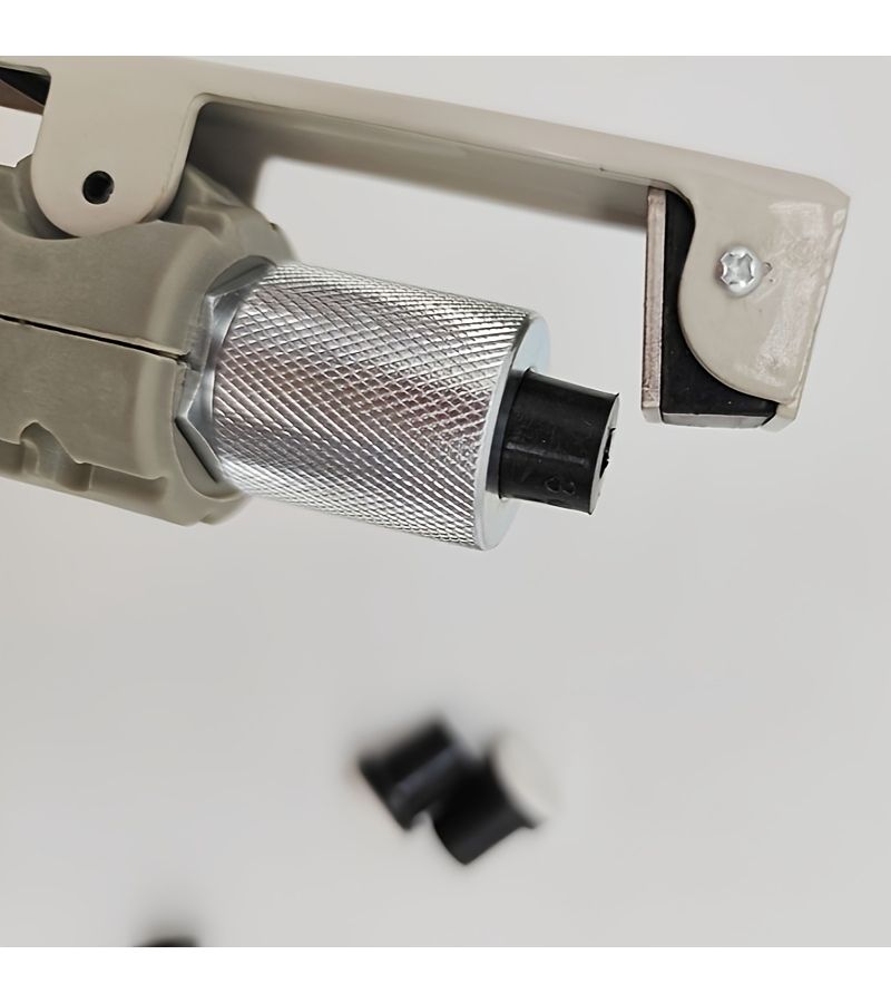 Iron Handheld Pneumatic Sandblasting Gun for Rust Paint Removal with 4 Nozzles - Image 3