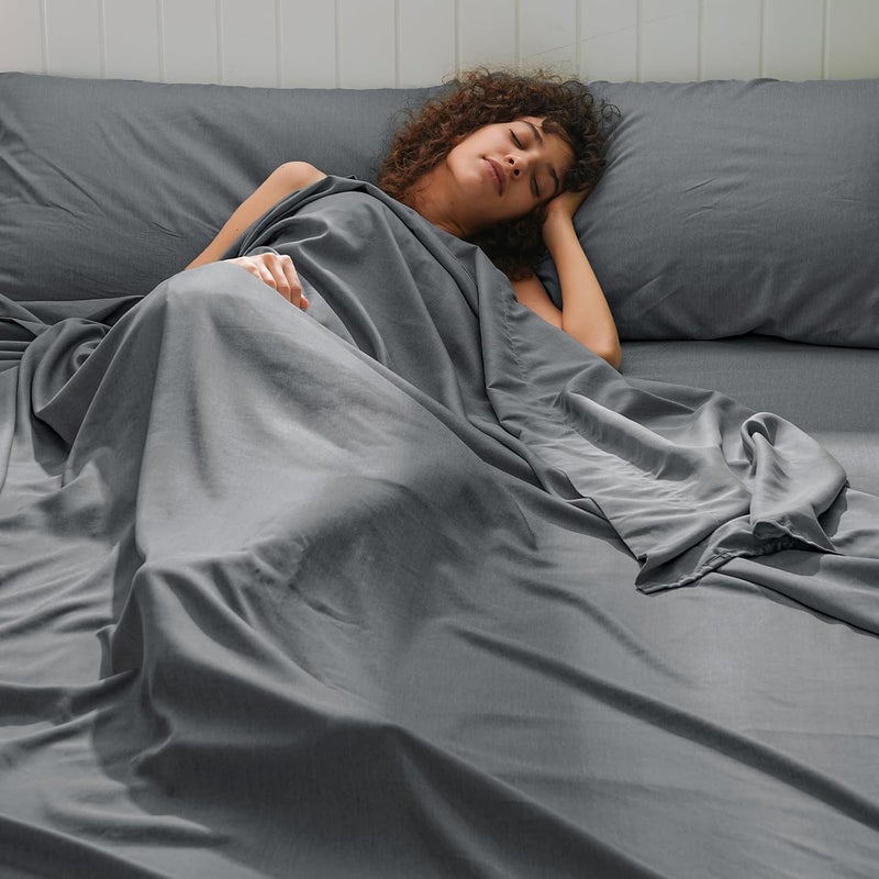 PHF طقم ملاءات تبريد مكون من 4 قطع بحجم كينج، مصنوع من رايون مستخرج من الخيزران والبوليستر، قابل للتنفس وخالي من التجاعيد، يتضمن 1 ملاءة مسطحة 260 سم × 275 سم + 1 ملاءة مشدودة 199 سم × 200 سم × 40 سم + 2 غطاء وسادة 50 سم × 100 سم، رمادي - Image 2