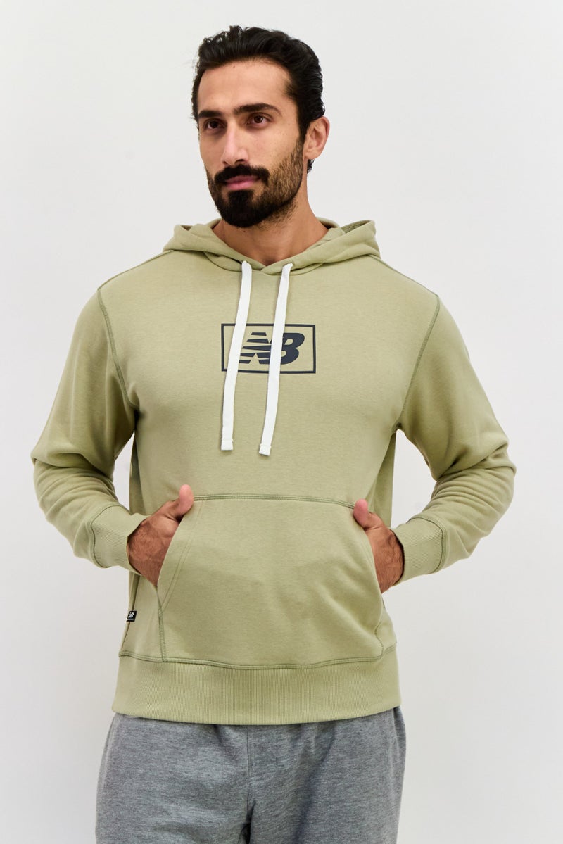 New Balance سويت شيرت رجالي بأكمام طويلة وقصة مريحة مع غطاء رأس، زيتوني - Image 1