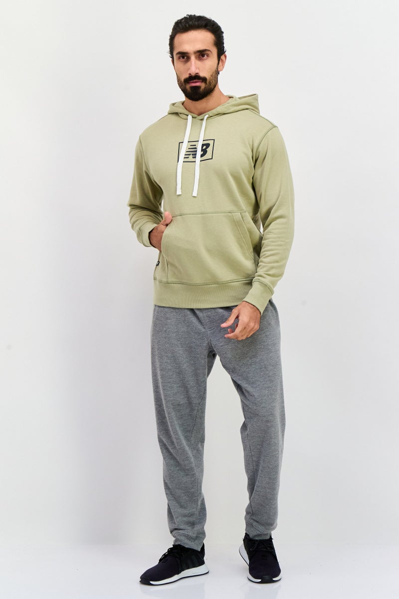 New Balance سويت شيرت رجالي بأكمام طويلة وقصة مريحة مع غطاء رأس، زيتوني - Image 2