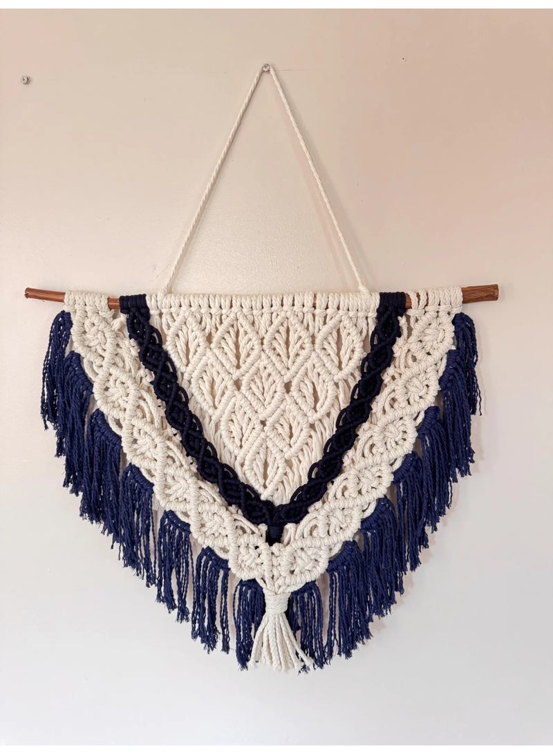 انتيكيانو قطعة فنية مصنوعة يدويًا من خيوط قطنية عالية الجودة، تتميز بتصميم بوهيمي راقٍ وعُقد متقنة تضيف لمسة من الدفء والأناقة لأي جدار. مثالية لتزيين غرف المعيشة أو النوم، وتضفي أجواءً طبيعية وهادئة على المساحة. - Image 1