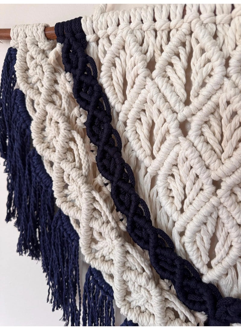 انتيكيانو قطعة فنية مصنوعة يدويًا من خيوط قطنية عالية الجودة، تتميز بتصميم بوهيمي راقٍ وعُقد متقنة تضيف لمسة من الدفء والأناقة لأي جدار. مثالية لتزيين غرف المعيشة أو النوم، وتضفي أجواءً طبيعية وهادئة على المساحة. - Image 3