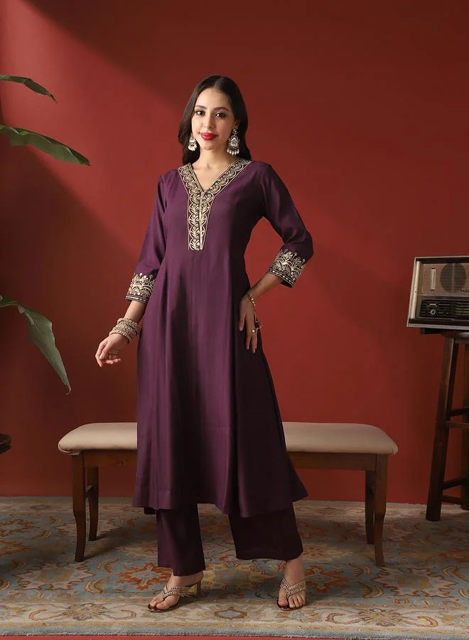 جلو باص طقم كورتا أناركلي مطرزة بتطريز زاري مع بنطال واسع