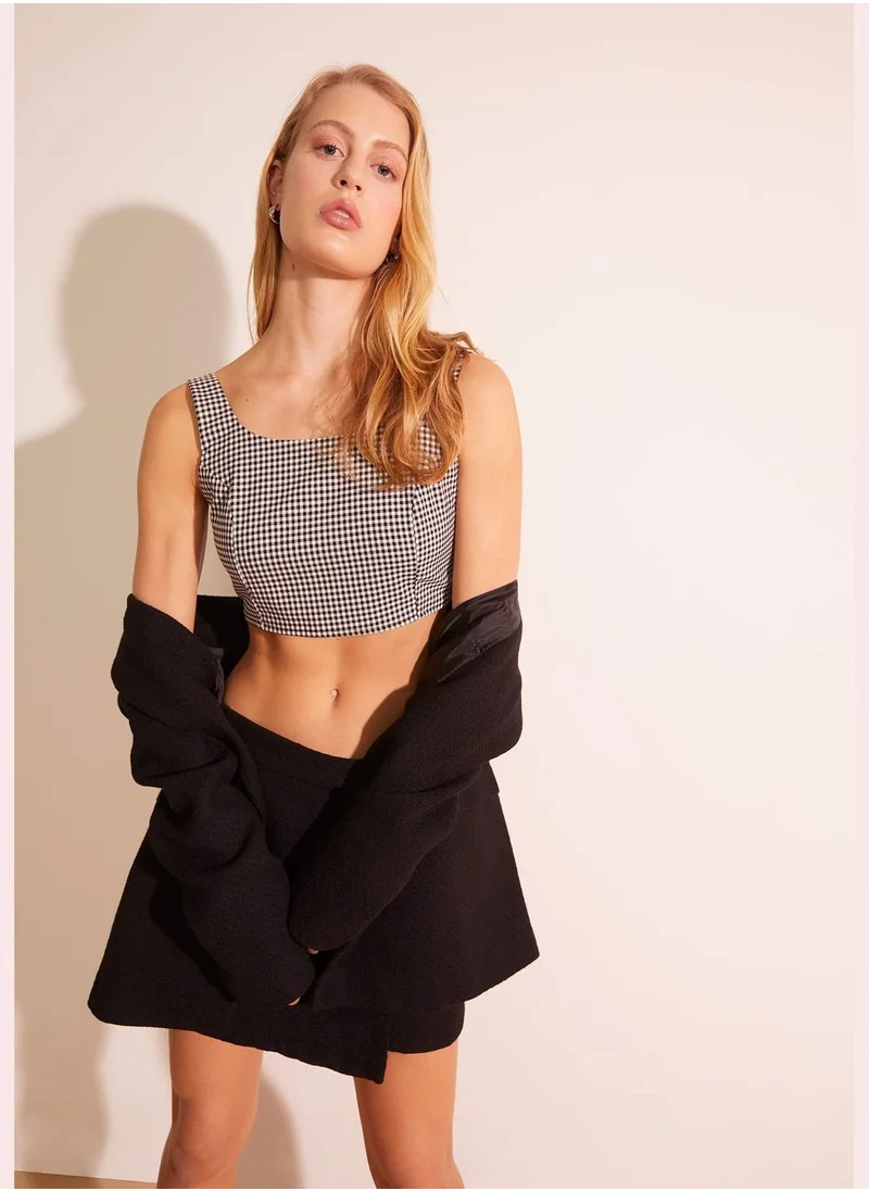 ديفاكتو Sleeveless Printed Crop Top