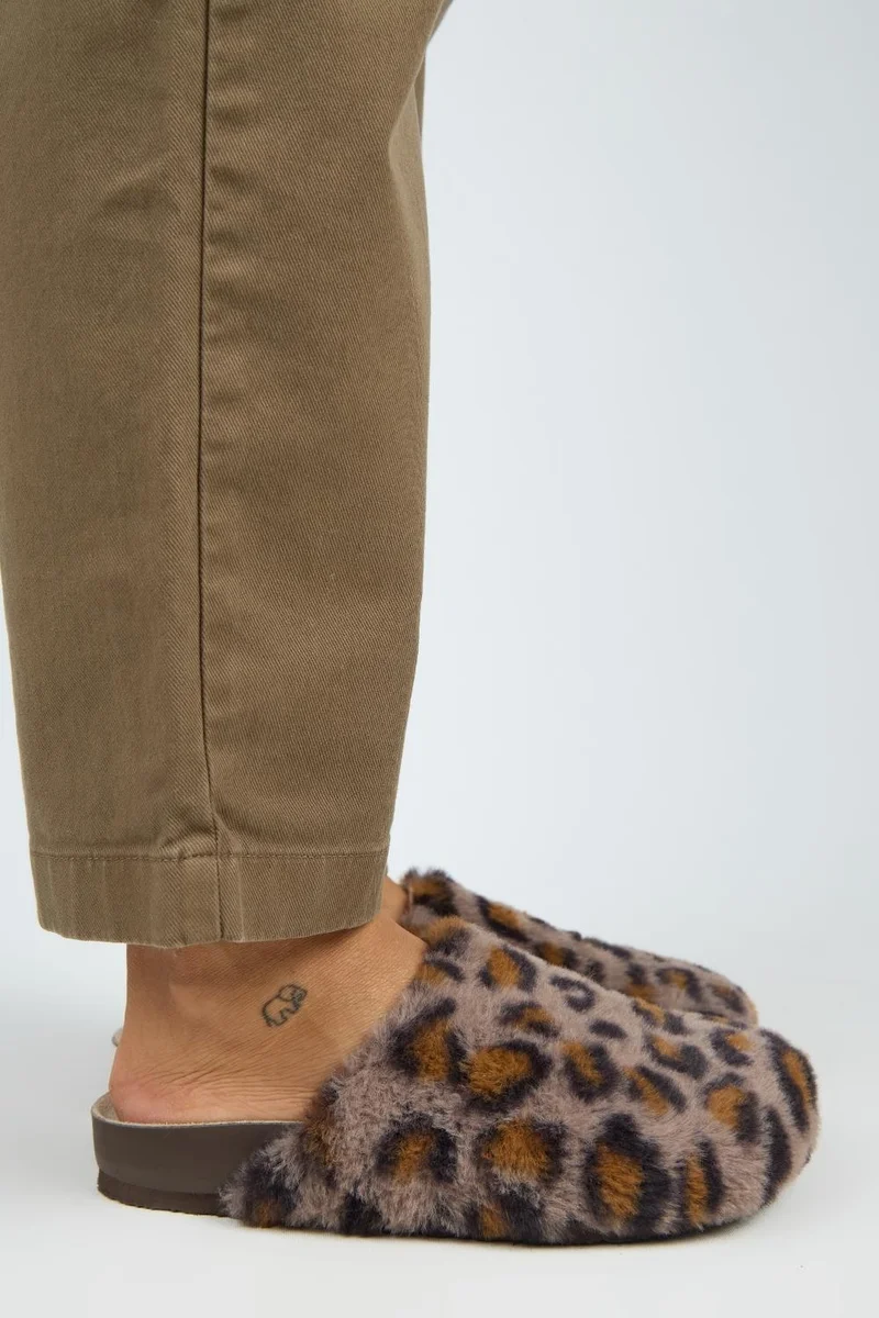 مانجيرو شباشب نسائية من مانيجيرو ليدا، مصنوعة من الفرو الناعم بنقشة جلد النمر