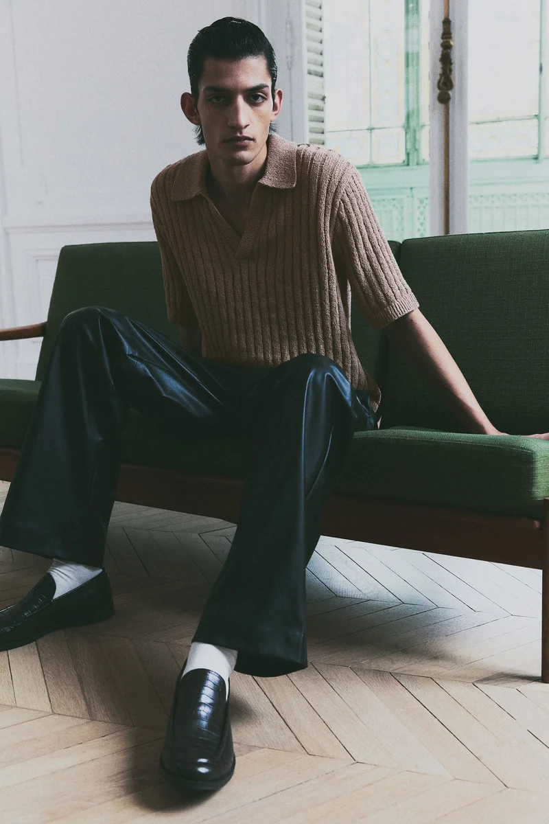 اتش اند ام قميص بولو من نسيج مطاطي بقصّة فضفاضة