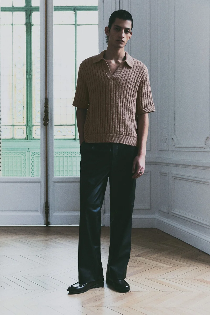 اتش اند ام قميص بولو من نسيج مطاطي بقصّة فضفاضة