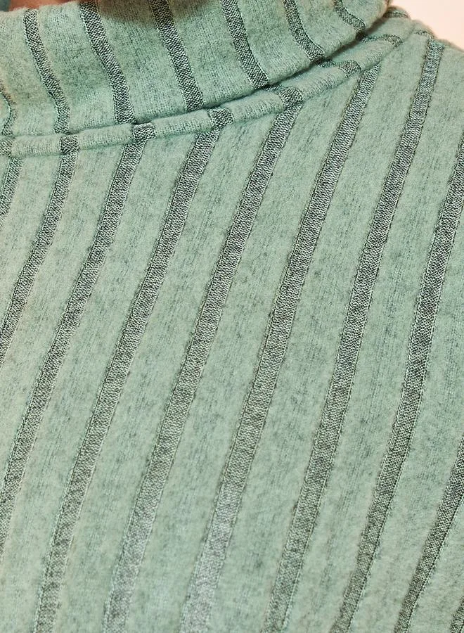 تايك تو بودي سوت مضلع بأكمام طويلة وياقة عالية