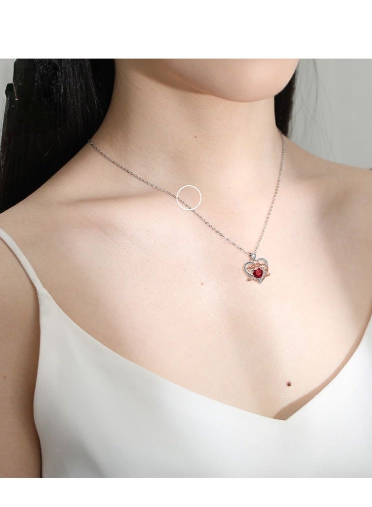 قلادة نسائية عصرية على شكل قلب فضي مناسبة للارتداء والتقديم. - Image 2
